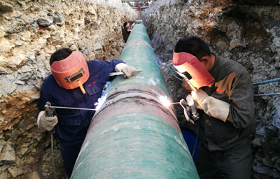 新澎快訊:大口徑內襯不銹鋼復合鋼管施工現場照